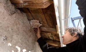 Installation d'un nid d'hirondelles sous l'avant-toit
