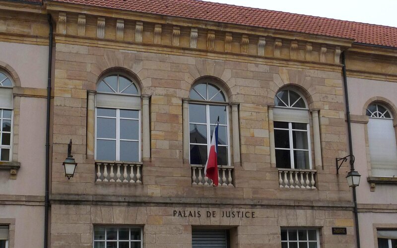 Façade d'un palais de justice.