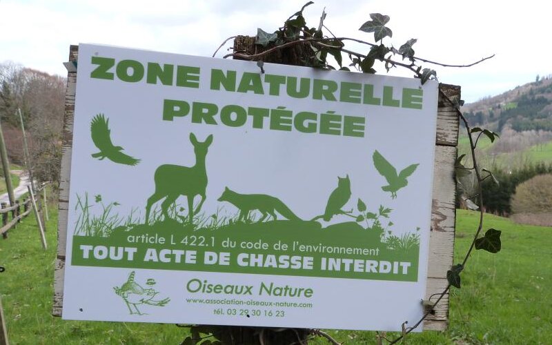 Panneau indiquant une zone où la chasse est interdite.